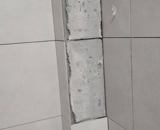 同安瓷砖空鼓维修公司分享下瓷砖施工前基层浇水润湿程度不足，可能导致以下问题